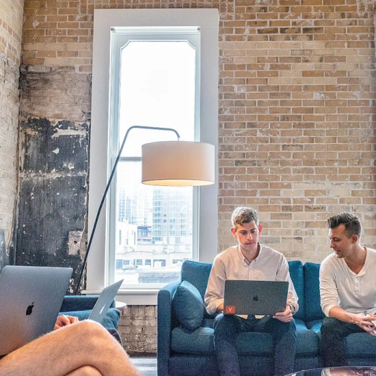 Come gli uffici in vetro stanno cambiando il modo di lavorare nelle aziende italiane